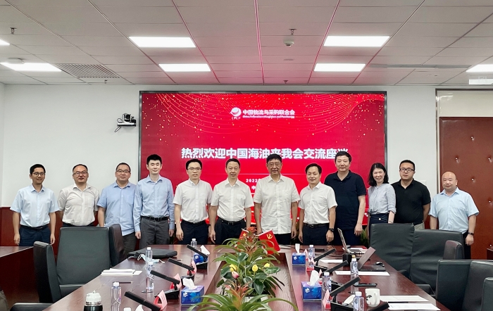 华体会登录界面領導與(yu) 中海油一行合影